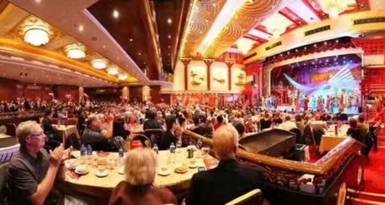 Enjoy delicious food while watching the performance