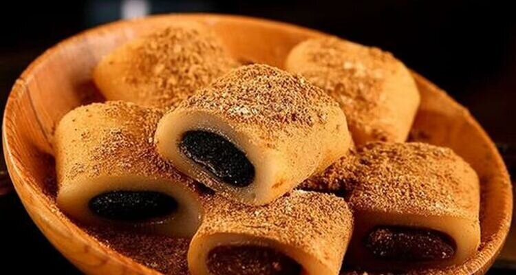 Lvdagun (glutinous rice with red bean)