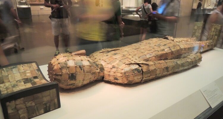 el traje funerario de jade del Museo Nacional de China (atuendo mortuorio confeccionado con placas de jade, utilizado por emperadores y nobles en la antigua China)