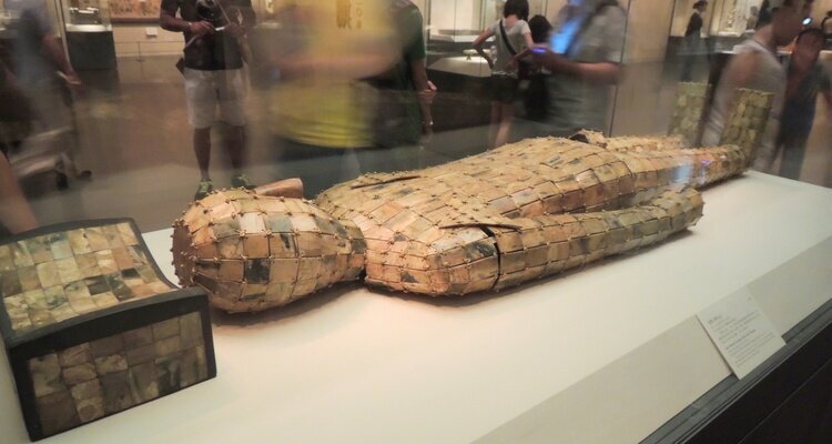 Túnica de jade con hilo de oro del Museo Nacional de China