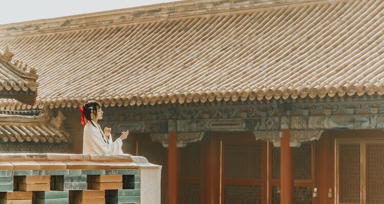 a girl wiht Han clothing