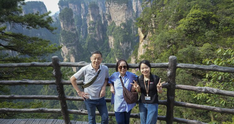In May 2025, our tour guide led two Singaporean guests on a tour of Zhangjiajie National Forest Park.