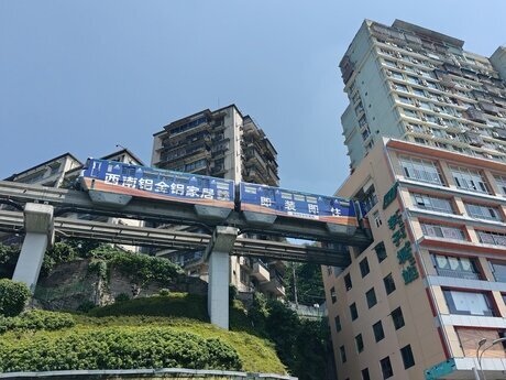 Tren ligero cruzando un edificio