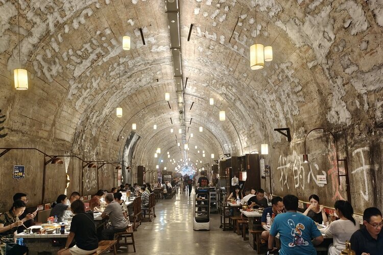 in dem Luftschutzkeller Hotpot probieren