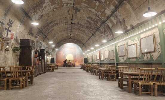 Marché de légumes, salon de thé et hot pot dans les abris anti-aériens