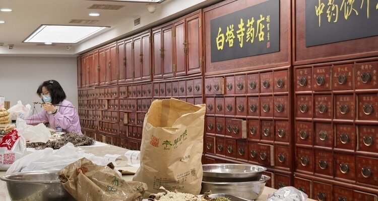 la farmacia tradicional china del Templo de la Pagoda Blanca