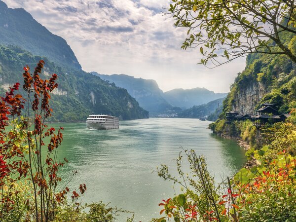 Crucero navegando por el río Yangtsé entre cañones