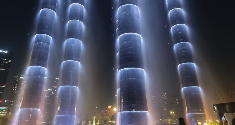 Enjoy cool Chengdu SKP Fountains view at night