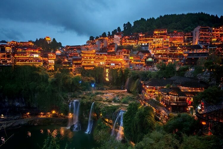 Ночной город Фужун на водопаде: история и огни древнего городка рядом с Чжанцзяцзе