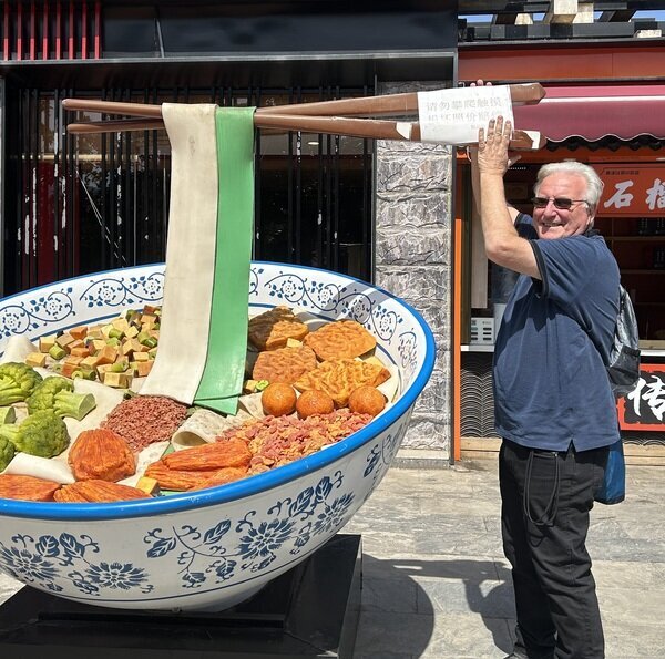 Viajeros disfrutando de comida local de Shanghái durante una experiencia gastronómica