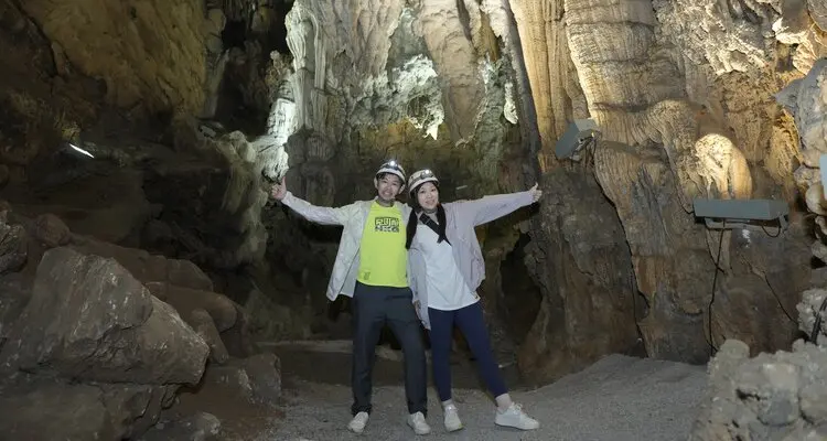 A lovely couple are caving in China, Guilin, Yangshuo