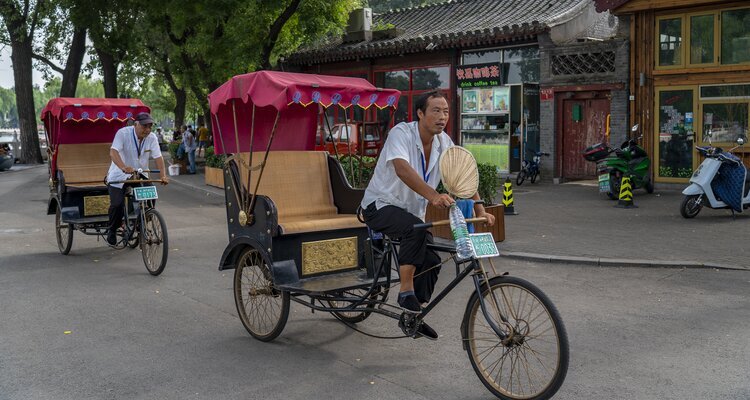 Los rickshaws tradicionales recorriendo los hutongs de Pekín.