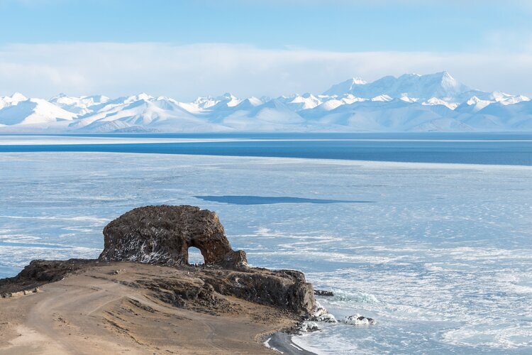 Озеро Намцо — живописный фон для съёмок в тибетском костюме