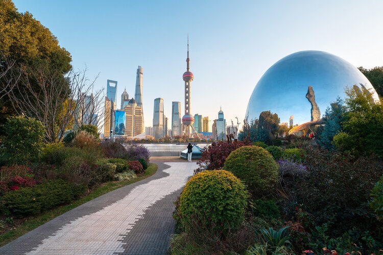 Набережная Вайтань — популярная локация для съёмок в ципао