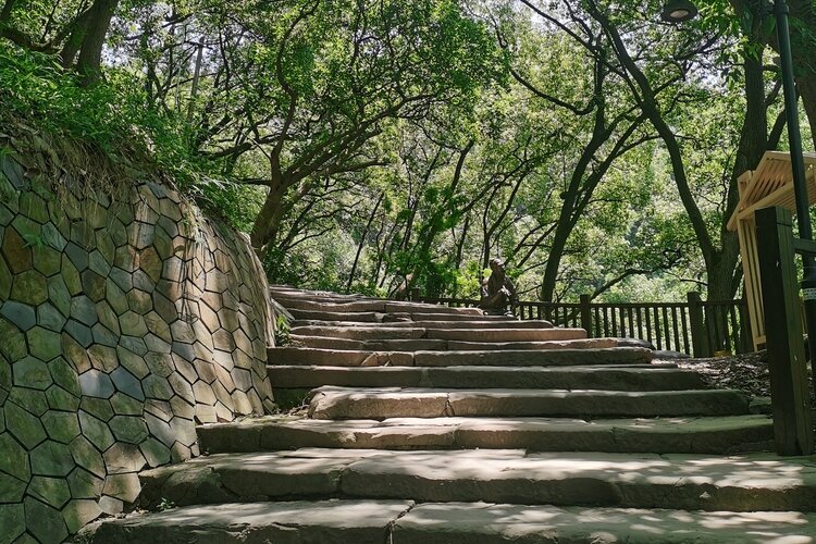 Старинные каменные лестницы для пеших прогулок