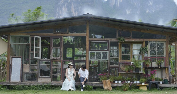 A lovely couple are enjoying their time in China，Yangshuo, Guilin