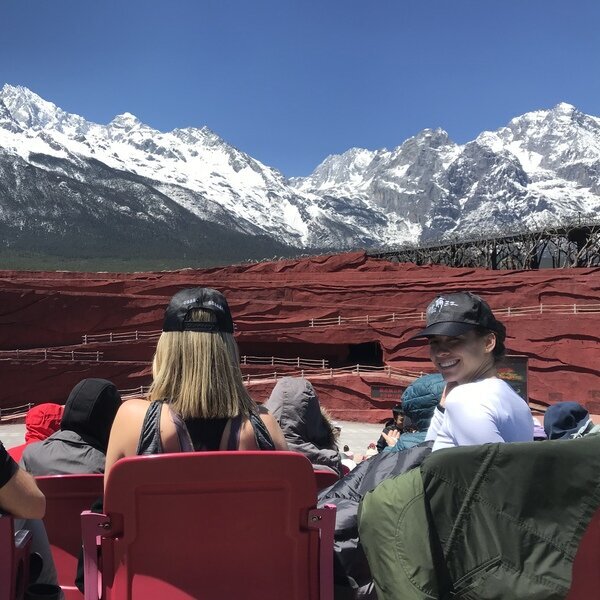 Viaggiatori ammirano il Monte del Drago di Giada nello Yunnan