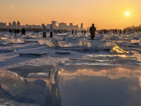 El río Songhua congelado resplandeciendo al atardecer.