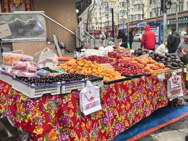 Mercado matutino con comida callejera tradicional de Harbin.