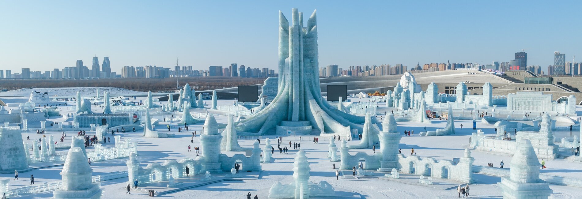 Panorama urbano invernal de Harbin con nieve y luces