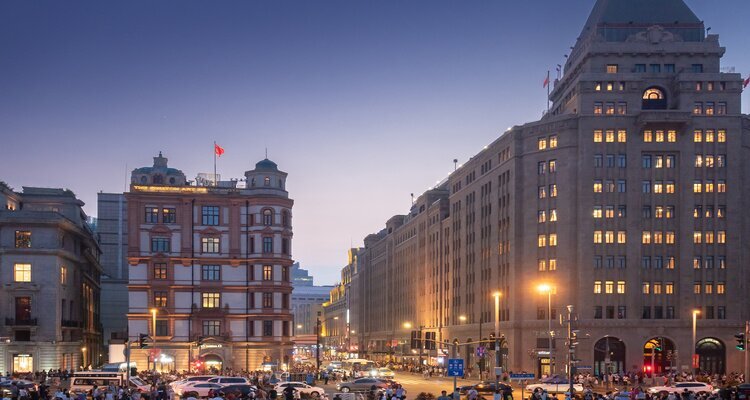 La calle Nanjing iluminada por la noche