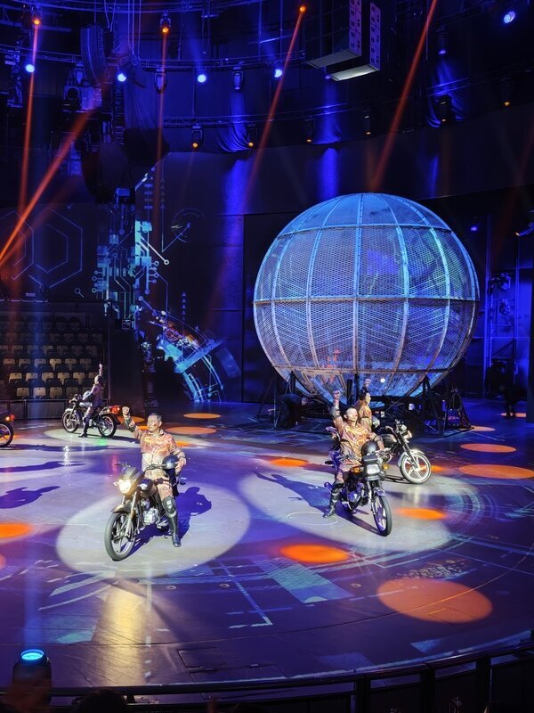 Show de acrobacia "ERA: Intersection of Time"