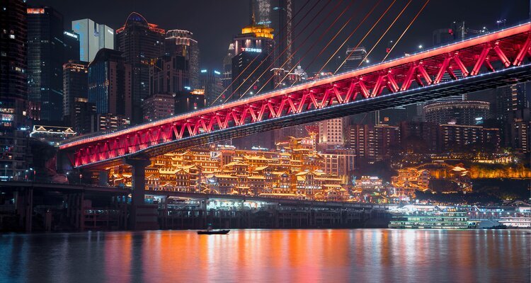Vista notturna di Chongqing durante il tour Tesori della Cina di 20 giorni