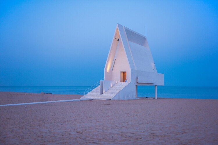 Библиотека у моря в Анье: современная архитектура на побережье Циньхуандао