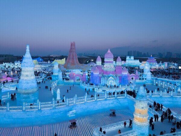 Castillo de hielo en el Festival Internacional de Hielo y Nieve de Harbin de noche
