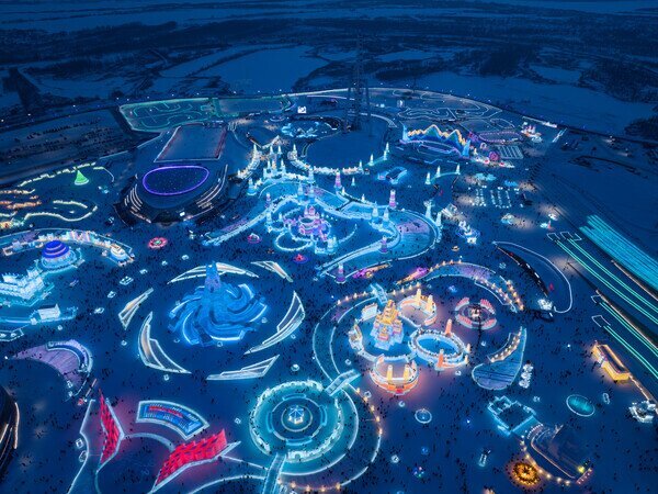 Impresionantes esculturas de hielo iluminadas en el Mundo de Hielo y Nieve de Harbin.