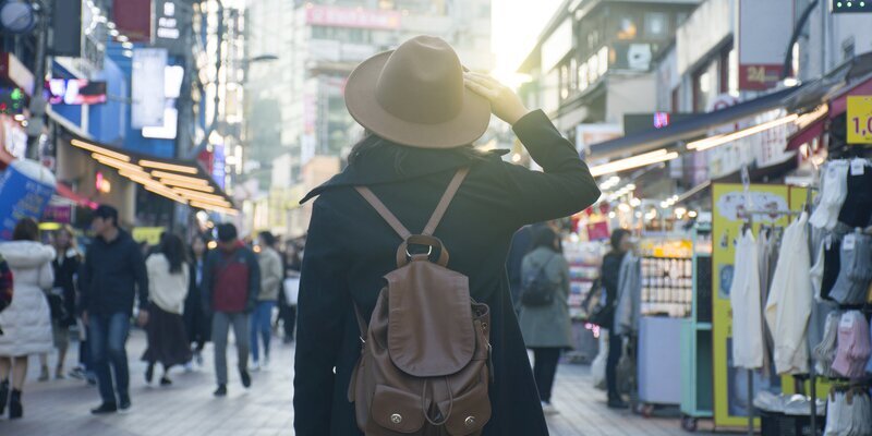 Турист на оживленной торговой улице в Китае