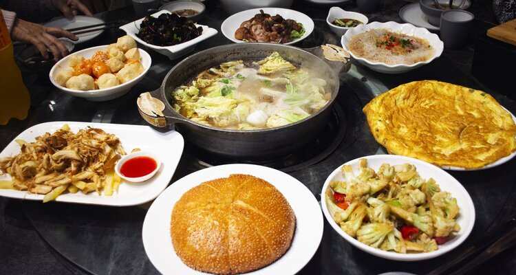At a restaurant in Zhangjiajie, Hunan, China, customers and tourists can enjoy traditional Chinese set meals or local specialties, as well as various cultural tribal delicacies and delicious drinks at the table.