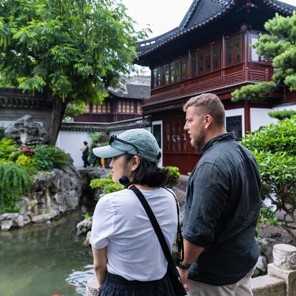 Viaggiatori nel Giardino Yu di Shanghai tra padiglioni e giardini tradizionali