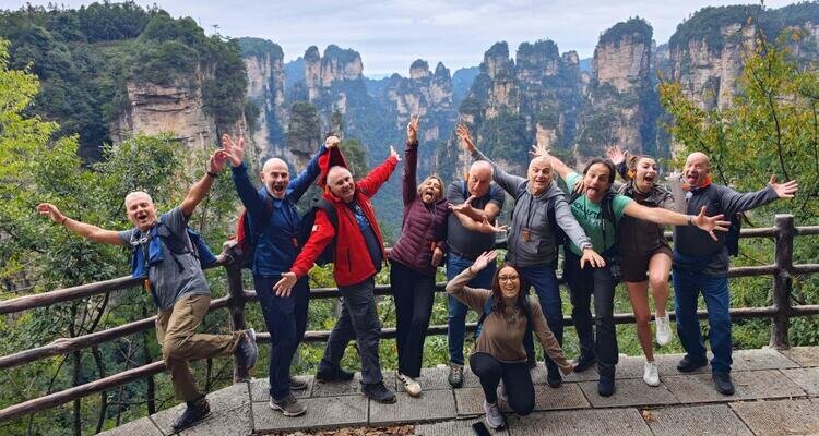 As the weather started to get colder, our group of guests took a group photo at Yuanjiajie in Zhangjiajie.