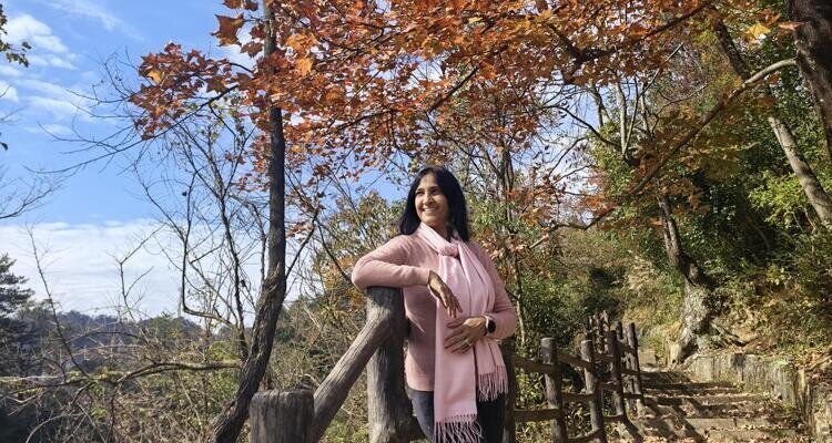 One of our female guests admired the autumn leaves in Zhangjiajie under the warm autumn sun.