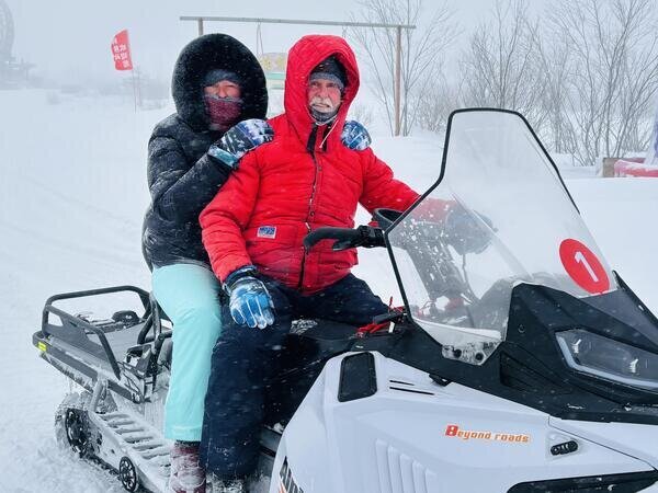 Equipamiento esencial para el invierno de Harbin: ropa térmica, abrigo de plumas, gorro, guantes y botas de nieve.