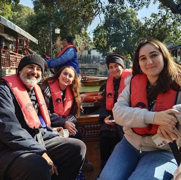 Paseo en barco por un pueblo acuático tradicional cerca de Shanghái