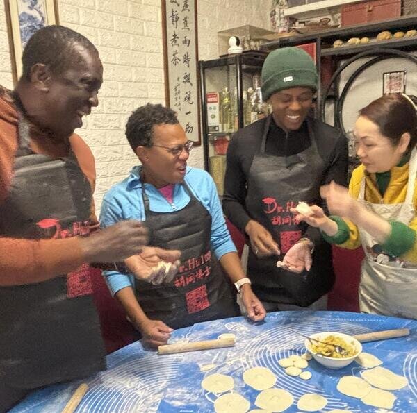 Prepare dumplings con locales