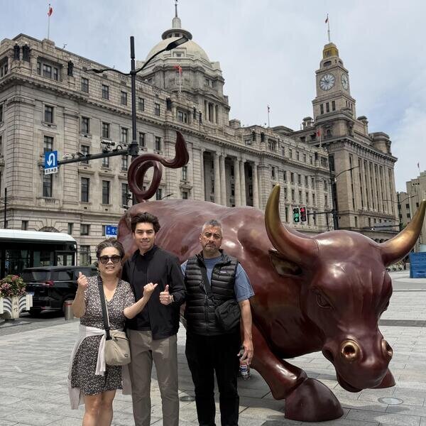 Viajeros explorando el Bund de Shanghái con sus edificios históricos