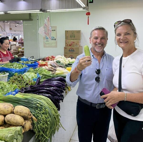 Viajeros descubriendo un mercado local de Shanghái y la vida cotidiana de sus habitantes