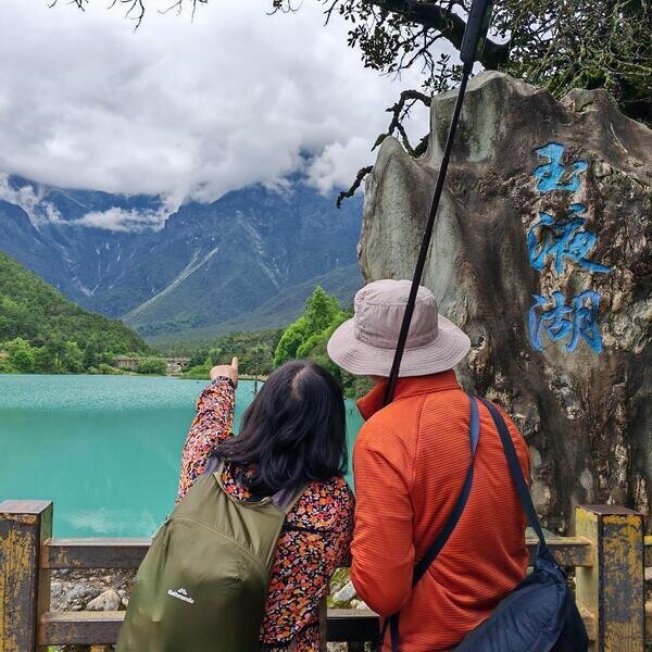 Viaggiatori davanti alle acque turchesi della Valle della Luna Blu vicino a Lijiang