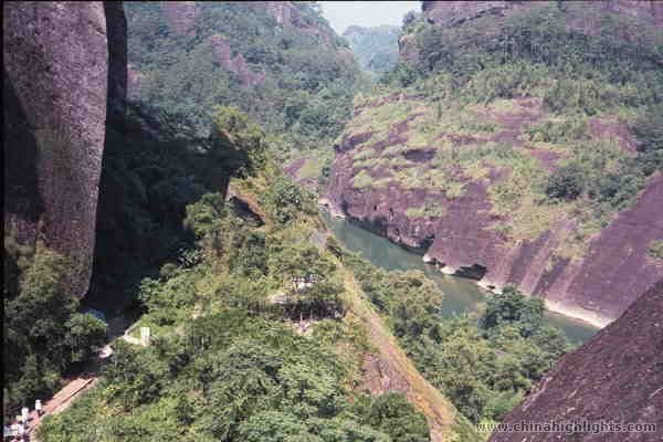 リゾートのアモイと世界自然遺産の武夷山の旅（２泊３日）