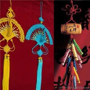 Plusieurs modèles et couleurs de noeuds chinois