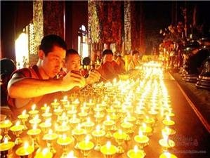 People light candles on Tsongkhapa Festival
