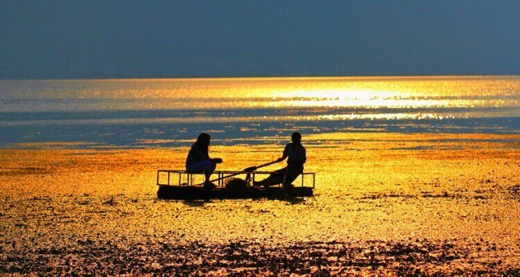 View the sunset at Erhai from Shuanglang Ancient Village