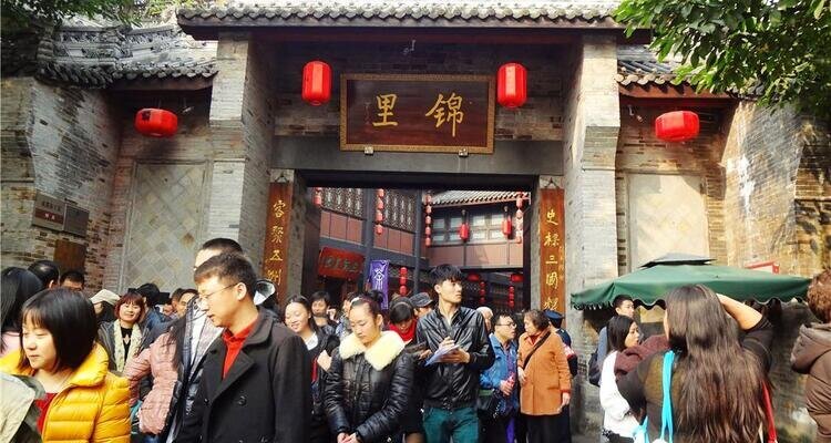 Jinli is crowded, especially during weekends and holidays