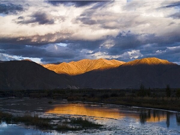 El paisaje de la montaña iluminada por el sol dorado