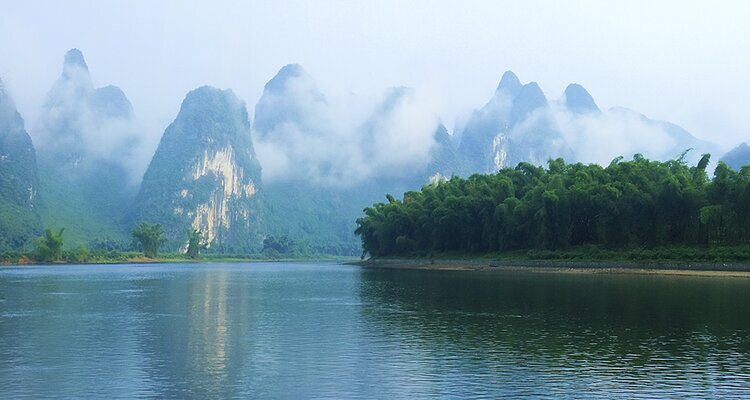 桂林・陽朔「霧氷の山」