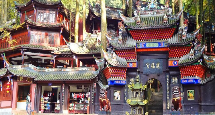 Explore Taoist temples on the front mountain of Mount Qingcheng