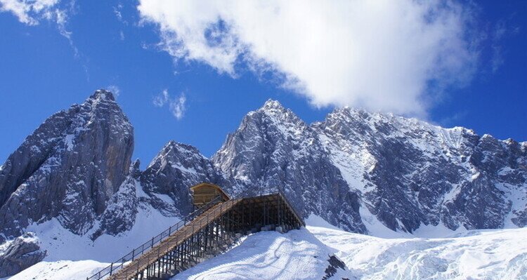 Jade Dragon Snow Mountain in a sunny day